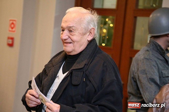 Zdjęcie w galerii na portalu naszraciborz.pl: Gwiazdka Serc 2014 - Autostopem PRL-u tropem. Ze sceny i od kuchni wiadomości z regionu