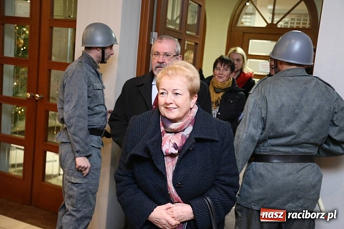 Zdjęcie w galerii na portalu naszraciborz.pl: Gwiazdka Serc 2014 - Autostopem PRL-u tropem. Ze sceny i od kuchni wiadomości z regionu