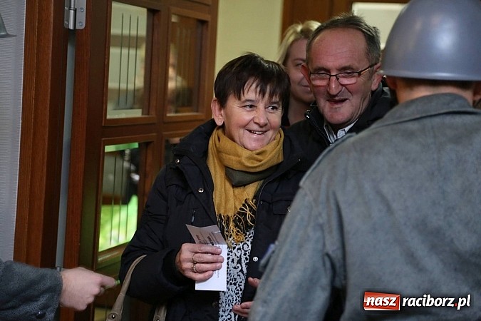 Zdjęcie w galerii na portalu naszraciborz.pl: Gwiazdka Serc 2014 - Autostopem PRL-u tropem. Ze sceny i od kuchni wiadomości z regionu