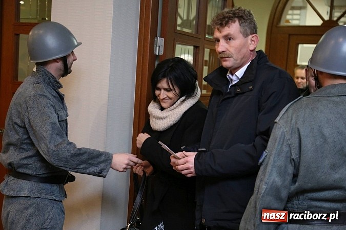 Zdjęcie w galerii na portalu naszraciborz.pl: Gwiazdka Serc 2014 - Autostopem PRL-u tropem. Ze sceny i od kuchni wiadomości z regionu