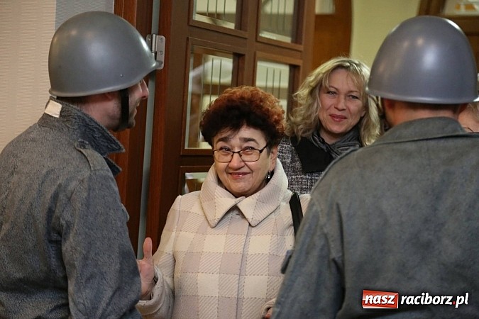 Zdjęcie w galerii na portalu naszraciborz.pl: Gwiazdka Serc 2014 - Autostopem PRL-u tropem. Ze sceny i od kuchni wiadomości z regionu