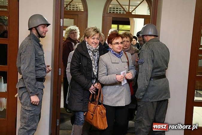 Zdjęcie w galerii na portalu naszraciborz.pl: Gwiazdka Serc 2014 - Autostopem PRL-u tropem. Ze sceny i od kuchni wiadomości z regionu
