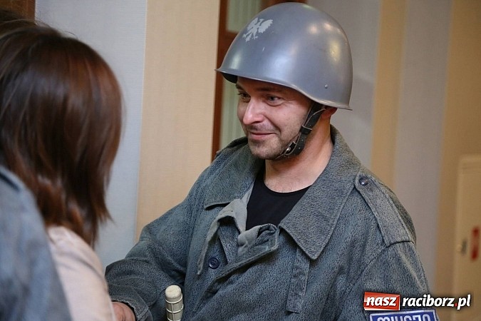 Zdjęcie w galerii na portalu naszraciborz.pl: Gwiazdka Serc 2014 - Autostopem PRL-u tropem. Ze sceny i od kuchni wiadomości z regionu