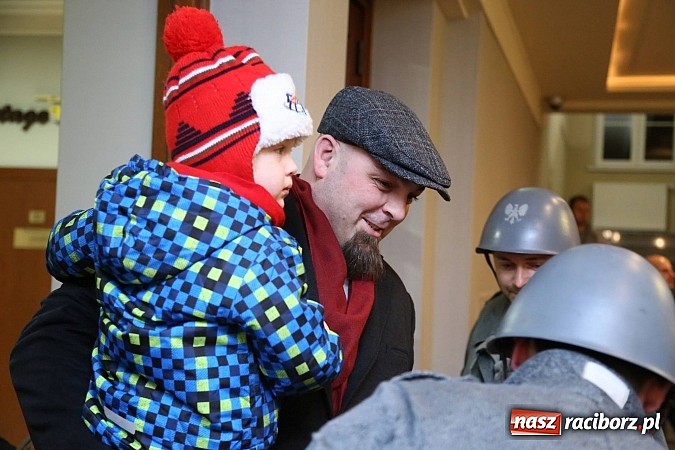 Zdjęcie w galerii na portalu naszraciborz.pl: Gwiazdka Serc 2014 - Autostopem PRL-u tropem. Ze sceny i od kuchni wiadomości z regionu