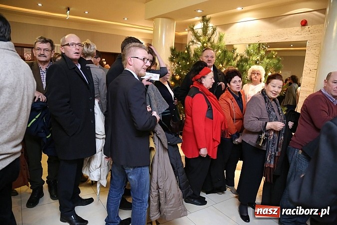 Zdjęcie w galerii na portalu naszraciborz.pl: Gwiazdka Serc 2014 - Autostopem PRL-u tropem. Ze sceny i od kuchni wiadomości z regionu