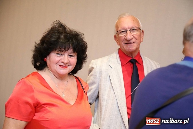 Zdjęcie w galerii na portalu naszraciborz.pl: Gwiazdka Serc 2014 - Autostopem PRL-u tropem. Ze sceny i od kuchni wiadomości z regionu