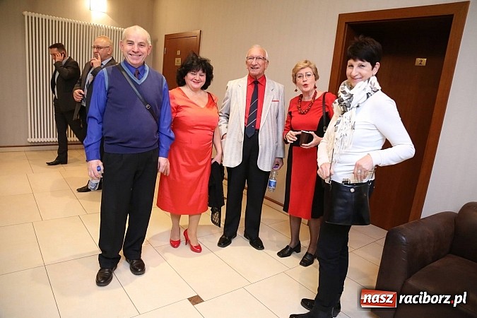 Zdjęcie w galerii na portalu naszraciborz.pl: Gwiazdka Serc 2014 - Autostopem PRL-u tropem. Ze sceny i od kuchni wiadomości z regionu