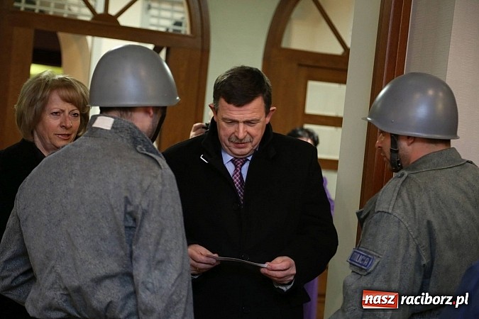 Zdjęcie w galerii na portalu naszraciborz.pl: Gwiazdka Serc 2014 - Autostopem PRL-u tropem. Ze sceny i od kuchni wiadomości z regionu