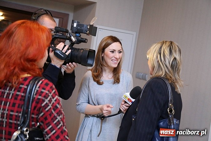 Zdjęcie w galerii na portalu naszraciborz.pl: Gwiazdka Serc 2014 - Autostopem PRL-u tropem. Ze sceny i od kuchni wiadomości z regionu