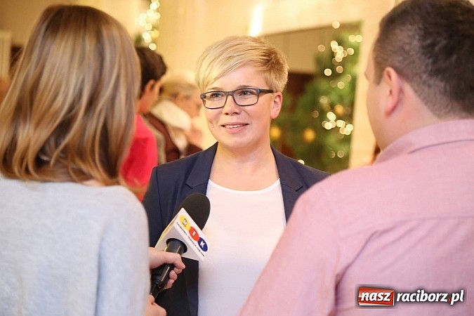 Zdjęcie w galerii na portalu naszraciborz.pl: Gwiazdka Serc 2014 - Autostopem PRL-u tropem. Ze sceny i od kuchni wiadomości z regionu