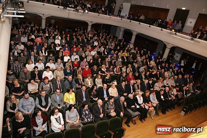 Zdjęcie w galerii na portalu naszraciborz.pl: Gwiazdka Serc 2014 - Autostopem PRL-u tropem. Ze sceny i od kuchni wiadomości z regionu