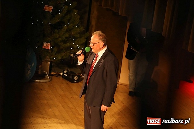 Zdjęcie w galerii na portalu naszraciborz.pl: Gwiazdka Serc 2014 - Autostopem PRL-u tropem. Ze sceny i od kuchni wiadomości z regionu