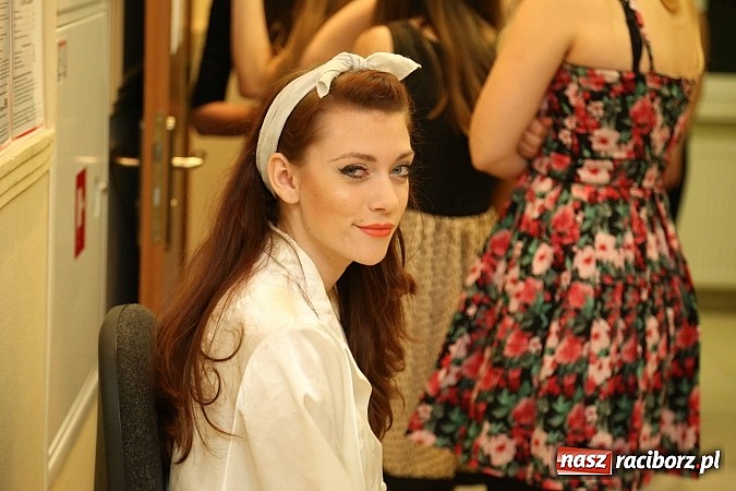 Zdjęcie w galerii na portalu naszraciborz.pl: Gwiazdka Serc 2014 - Autostopem PRL-u tropem. Ze sceny i od kuchni wiadomości z regionu