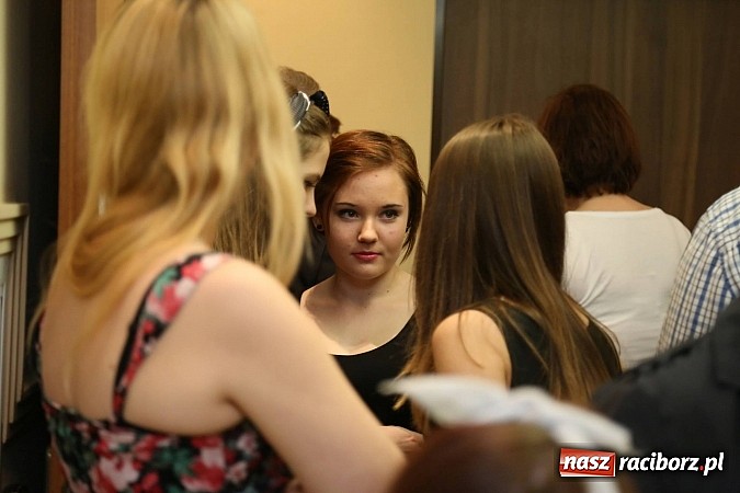 Zdjęcie w galerii na portalu naszraciborz.pl: Gwiazdka Serc 2014 - Autostopem PRL-u tropem. Ze sceny i od kuchni wiadomości z regionu