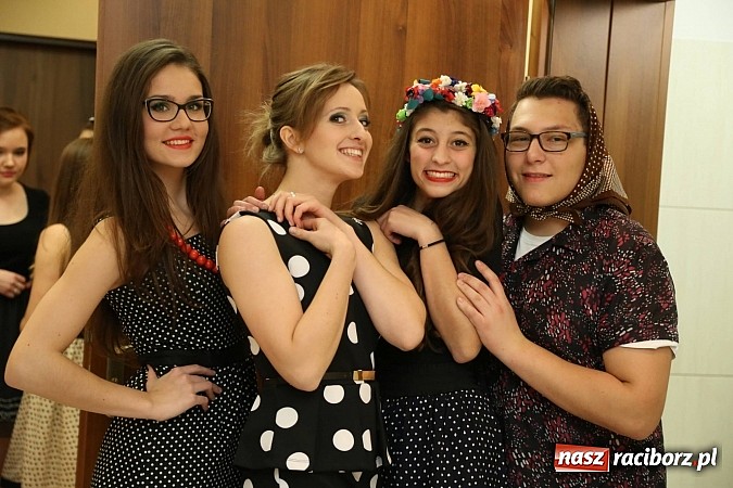 Zdjęcie w galerii na portalu naszraciborz.pl: Gwiazdka Serc 2014 - Autostopem PRL-u tropem. Ze sceny i od kuchni wiadomości z regionu