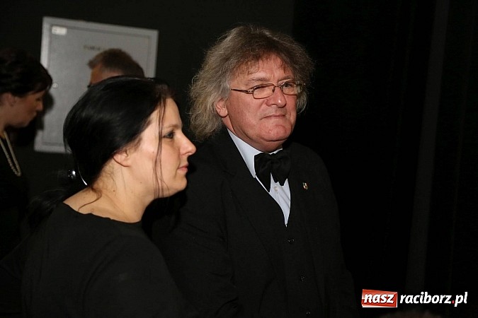 Zdjęcie w galerii na portalu naszraciborz.pl: Gwiazdka Serc 2014 - Autostopem PRL-u tropem. Ze sceny i od kuchni wiadomości z regionu