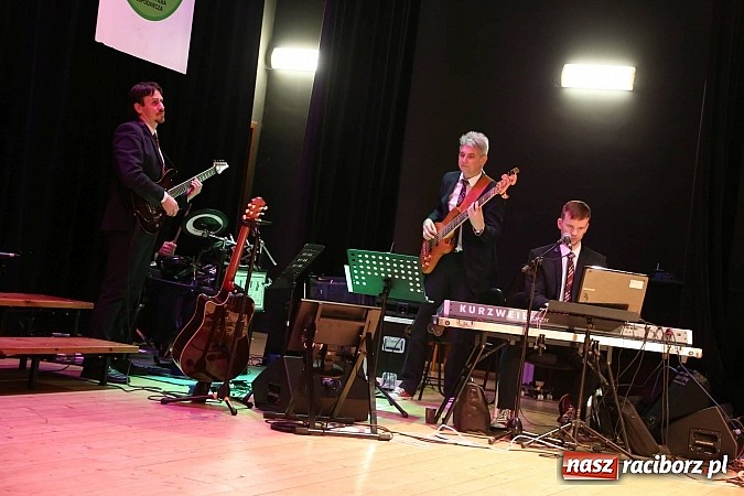 Zdjęcie w galerii na portalu naszraciborz.pl: Gwiazdka Serc 2014 - Autostopem PRL-u tropem. Ze sceny i od kuchni wiadomości z regionu