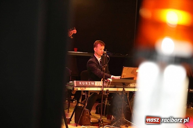 Zdjęcie w galerii na portalu naszraciborz.pl: Gwiazdka Serc 2014 - Autostopem PRL-u tropem. Ze sceny i od kuchni wiadomości z regionu