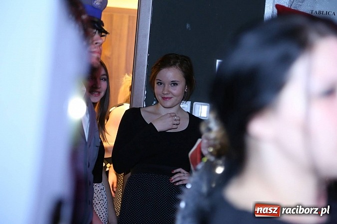 Zdjęcie w galerii na portalu naszraciborz.pl: Gwiazdka Serc 2014 - Autostopem PRL-u tropem. Ze sceny i od kuchni wiadomości z regionu