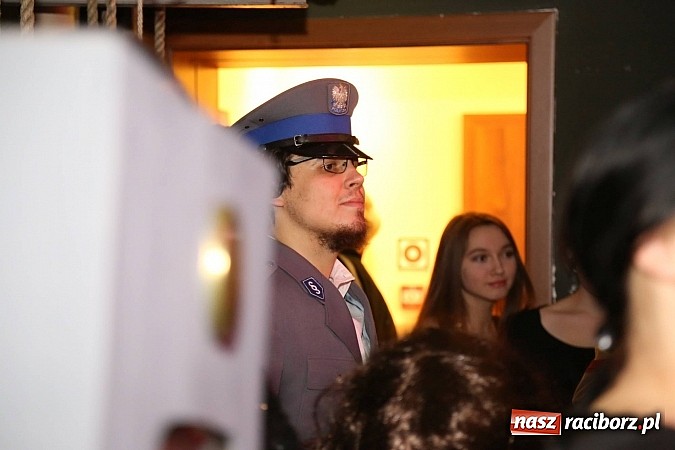 Zdjęcie w galerii na portalu naszraciborz.pl: Gwiazdka Serc 2014 - Autostopem PRL-u tropem. Ze sceny i od kuchni wiadomości z regionu