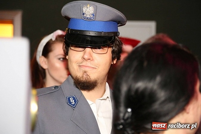 Zdjęcie w galerii na portalu naszraciborz.pl: Gwiazdka Serc 2014 - Autostopem PRL-u tropem. Ze sceny i od kuchni wiadomości z regionu