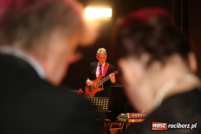 Zdjęcie w galerii na portalu naszraciborz.pl: Gwiazdka Serc 2014 - Autostopem PRL-u tropem. Ze sceny i od kuchni wiadomości z regionu