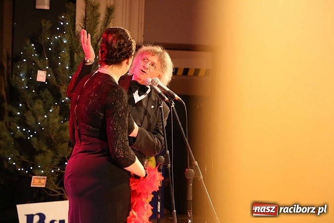 Zdjęcie w galerii na portalu naszraciborz.pl: Gwiazdka Serc 2014 - Autostopem PRL-u tropem. Ze sceny i od kuchni wiadomości z regionu