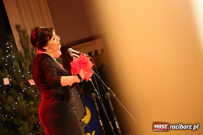 Zdjęcie w galerii na portalu naszraciborz.pl: Gwiazdka Serc 2014 - Autostopem PRL-u tropem. Ze sceny i od kuchni wiadomości z regionu