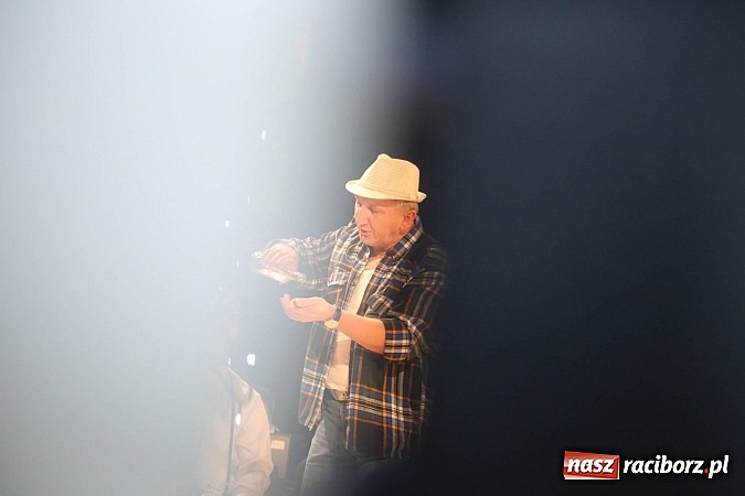 Zdjęcie w galerii na portalu naszraciborz.pl: Gwiazdka Serc 2014 - Autostopem PRL-u tropem. Ze sceny i od kuchni wiadomości z regionu