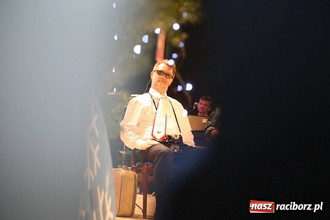 Zdjęcie w galerii na portalu naszraciborz.pl: Gwiazdka Serc 2014 - Autostopem PRL-u tropem. Ze sceny i od kuchni wiadomości z regionu