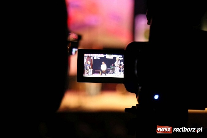 Zdjęcie w galerii na portalu naszraciborz.pl: Gwiazdka Serc 2014 - Autostopem PRL-u tropem. Ze sceny i od kuchni wiadomości z regionu