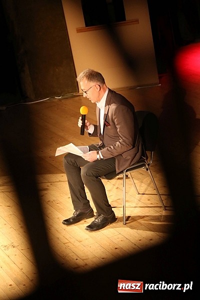 Zdjęcie w galerii na portalu naszraciborz.pl: Gwiazdka Serc 2014 - Autostopem PRL-u tropem. Ze sceny i od kuchni wiadomości z regionu