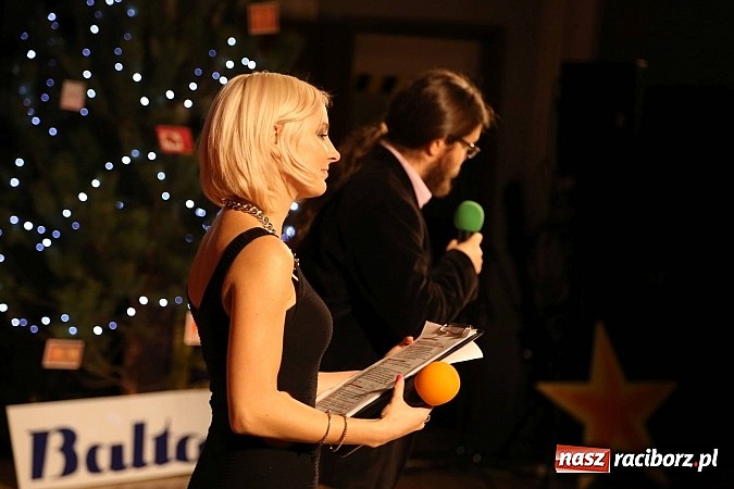 Zdjęcie w galerii na portalu naszraciborz.pl: Gwiazdka Serc 2014 - Autostopem PRL-u tropem. Ze sceny i od kuchni wiadomości z regionu