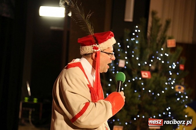 Zdjęcie w galerii na portalu naszraciborz.pl: Gwiazdka Serc 2014 - Autostopem PRL-u tropem. Ze sceny i od kuchni wiadomości z regionu