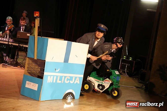 Zdjęcie w galerii na portalu naszraciborz.pl: Gwiazdka Serc 2014 - Autostopem PRL-u tropem. Ze sceny i od kuchni wiadomości z regionu