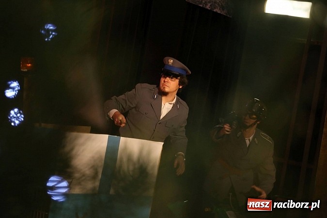 Zdjęcie w galerii na portalu naszraciborz.pl: Gwiazdka Serc 2014 - Autostopem PRL-u tropem. Ze sceny i od kuchni wiadomości z regionu