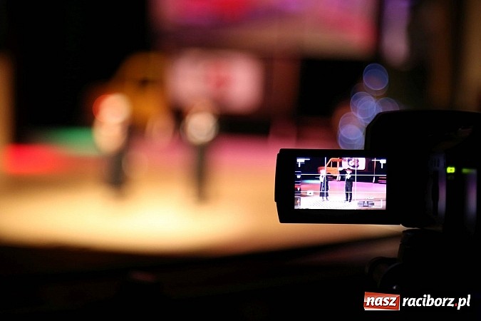 Zdjęcie w galerii na portalu naszraciborz.pl: Gwiazdka Serc 2014 - Autostopem PRL-u tropem. Ze sceny i od kuchni wiadomości z regionu