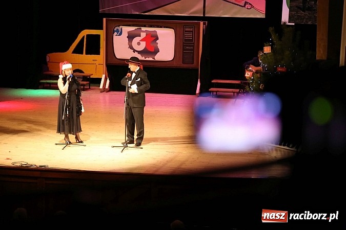Zdjęcie w galerii na portalu naszraciborz.pl: Gwiazdka Serc 2014 - Autostopem PRL-u tropem. Ze sceny i od kuchni wiadomości z regionu