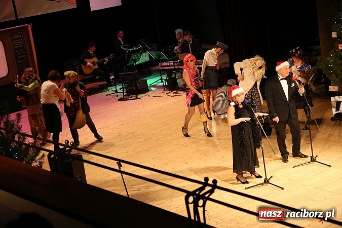 Zdjęcie w galerii na portalu naszraciborz.pl: Gwiazdka Serc 2014 - Autostopem PRL-u tropem. Ze sceny i od kuchni wiadomości z regionu