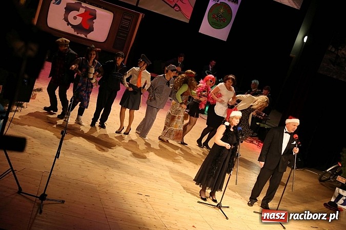 Zdjęcie w galerii na portalu naszraciborz.pl: Gwiazdka Serc 2014 - Autostopem PRL-u tropem. Ze sceny i od kuchni wiadomości z regionu