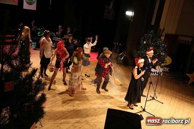 Zdjęcie w galerii na portalu naszraciborz.pl: Gwiazdka Serc 2014 - Autostopem PRL-u tropem. Ze sceny i od kuchni wiadomości z regionu