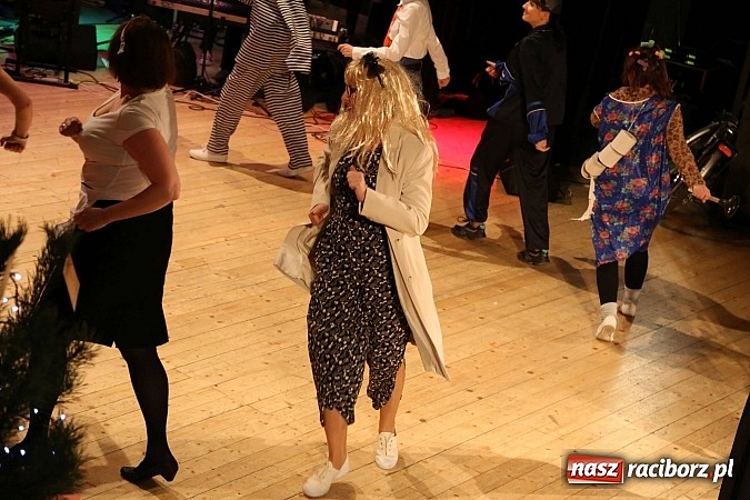 Zdjęcie w galerii na portalu naszraciborz.pl: Gwiazdka Serc 2014 - Autostopem PRL-u tropem. Ze sceny i od kuchni wiadomości z regionu