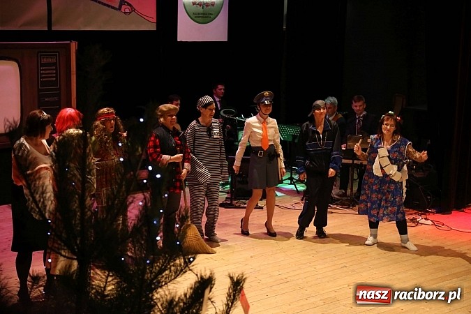 Zdjęcie w galerii na portalu naszraciborz.pl: Gwiazdka Serc 2014 - Autostopem PRL-u tropem. Ze sceny i od kuchni wiadomości z regionu