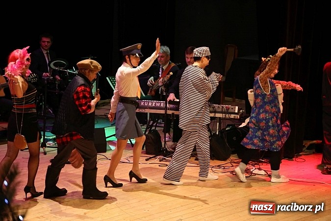 Zdjęcie w galerii na portalu naszraciborz.pl: Gwiazdka Serc 2014 - Autostopem PRL-u tropem. Ze sceny i od kuchni wiadomości z regionu