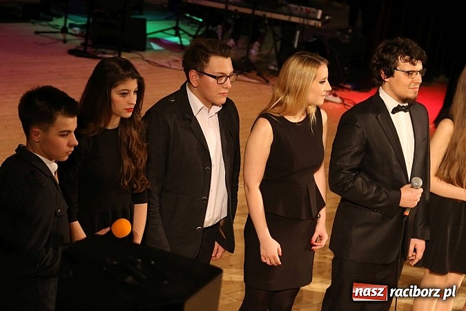 Zdjęcie w galerii na portalu naszraciborz.pl: Gwiazdka Serc 2014 - Autostopem PRL-u tropem. Ze sceny i od kuchni wiadomości z regionu