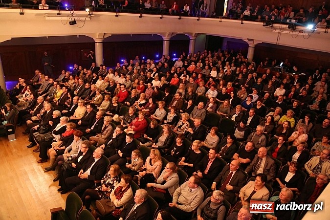 Zdjęcie w galerii na portalu naszraciborz.pl: Gwiazdka Serc 2014 - Autostopem PRL-u tropem. Ze sceny i od kuchni wiadomości z regionu