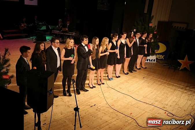 Zdjęcie w galerii na portalu naszraciborz.pl: Gwiazdka Serc 2014 - Autostopem PRL-u tropem. Ze sceny i od kuchni wiadomości z regionu