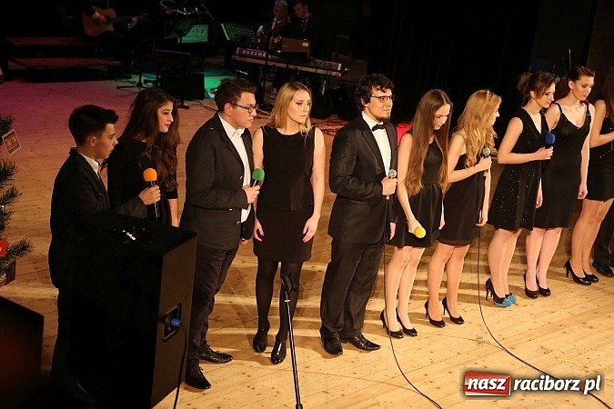 Zdjęcie w galerii na portalu naszraciborz.pl: Gwiazdka Serc 2014 - Autostopem PRL-u tropem. Ze sceny i od kuchni wiadomości z regionu