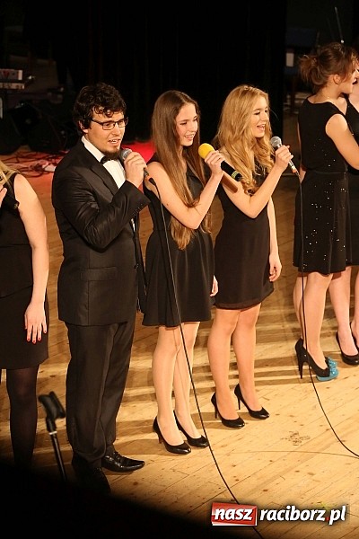 Zdjęcie w galerii na portalu naszraciborz.pl: Gwiazdka Serc 2014 - Autostopem PRL-u tropem. Ze sceny i od kuchni wiadomości z regionu