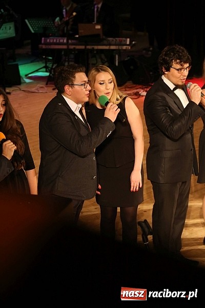 Zdjęcie w galerii na portalu naszraciborz.pl: Gwiazdka Serc 2014 - Autostopem PRL-u tropem. Ze sceny i od kuchni wiadomości z regionu